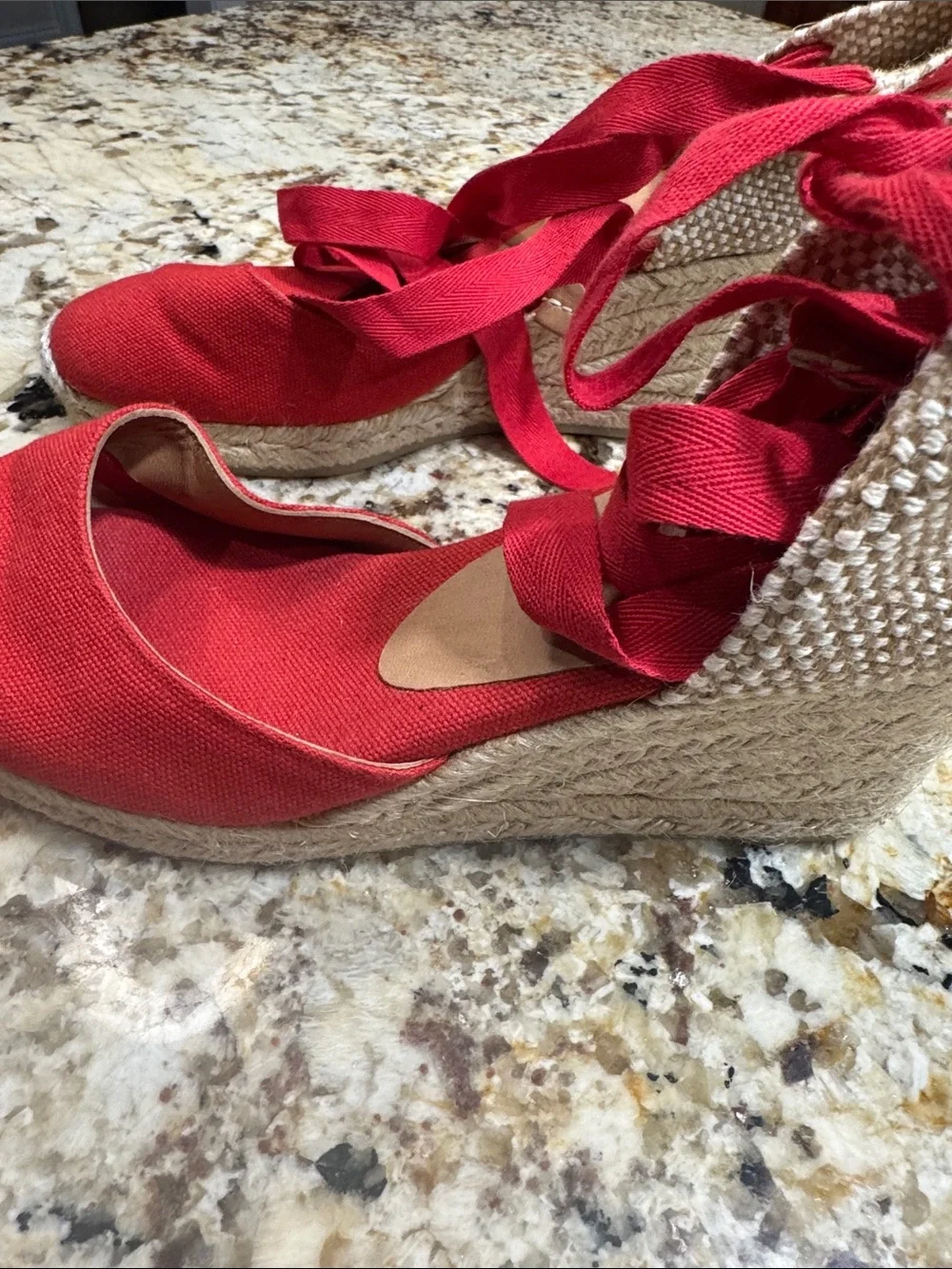 Castañer bright red